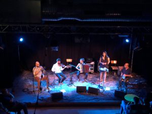 Ariane Quartet ne pourra pas être avec nous le vendredi à 20h45, pour des raisons complètement indépendantes de leurs volontés. Nous serons très heureux de les accueillir à nouveau. Les Baklava viennent les remplacer au pied levé. Merci à eux. Ils nous proposent une invitation au voyage à travers la Grèce et sa diversité musicale : De la mer à la montagne, de la ville à la campagne ; De l'Egée à la Thrace, de l'Asie-Mineure au Péloponnèse.